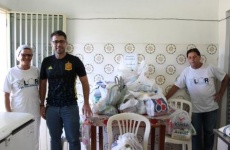 Doação de alimentos ao Lar dos Velhinhos
