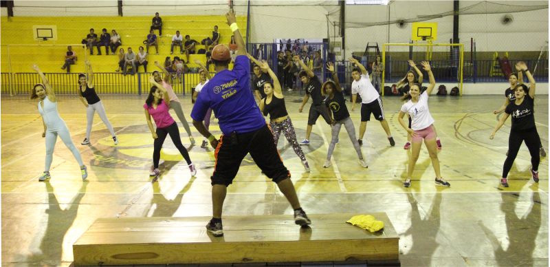 Aula de Zumba com professor Rodrigo Bali